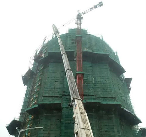金平吊车在工地上作业